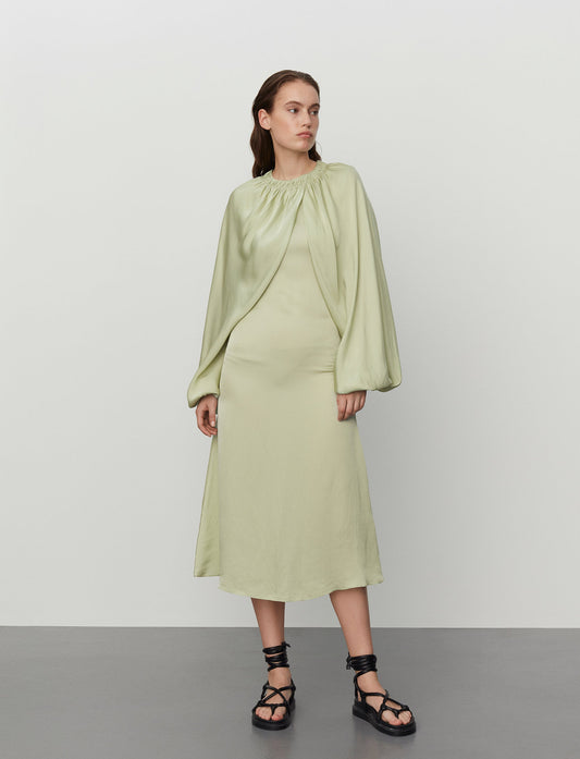 light green viscose dress for rent, vaaleanvihreä viskoosimekko vuokralle, elegantti mekko, naisellinen pitkähihainen mekko midi pituinen